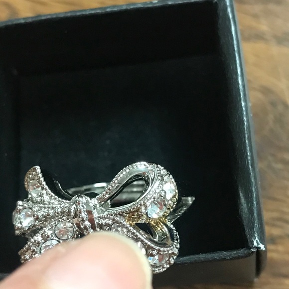 NWT Avon Take A Bow Ring Small Silvertone - Picture 5 of 10